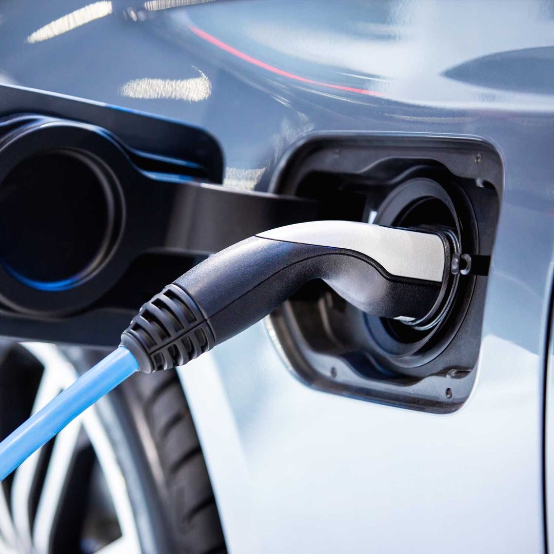 Elektroauto wird aufgeladen