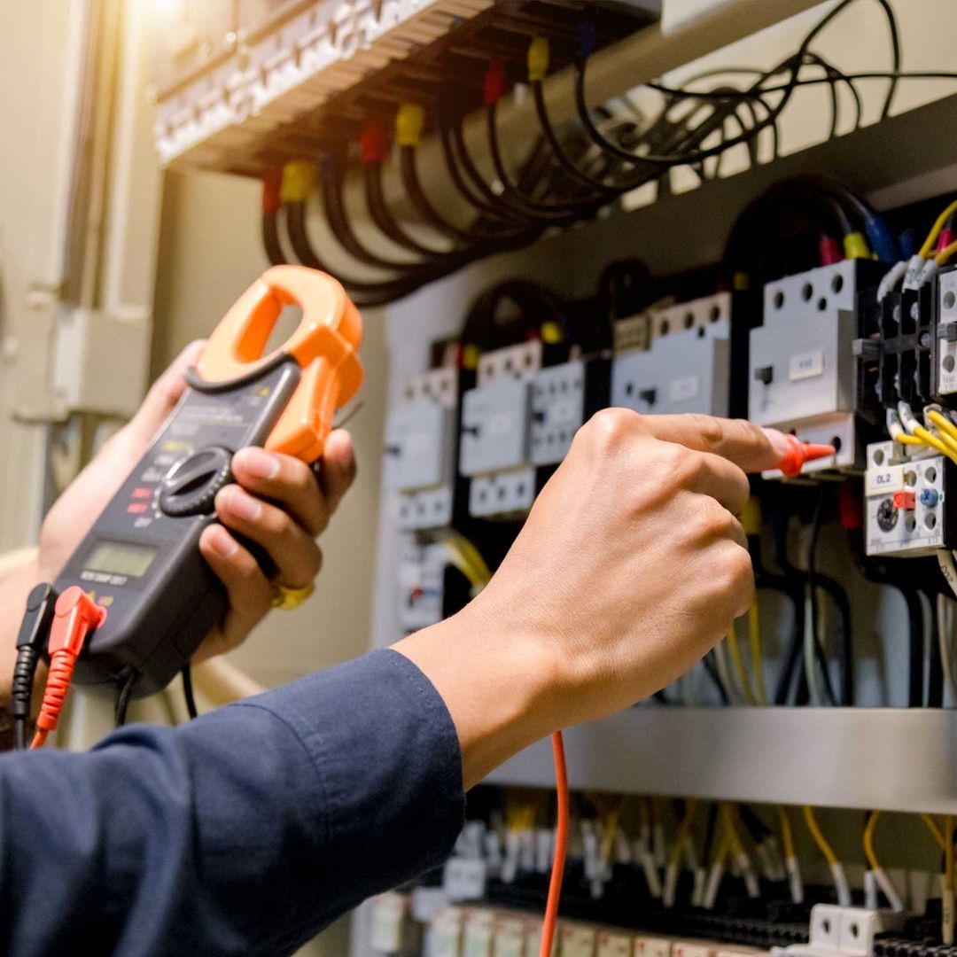 Elektriker überprüft Spannung